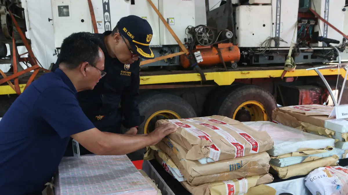 Petugas memeriksa sejumlah barang bukti hasil pengungkapan kasus percetakan pita cukai ilegal di Kota Semarang, Jawa Tengah, Rabu (20/5/2026). (Nur Chamim/Jawa Pos Radar Semarang)
