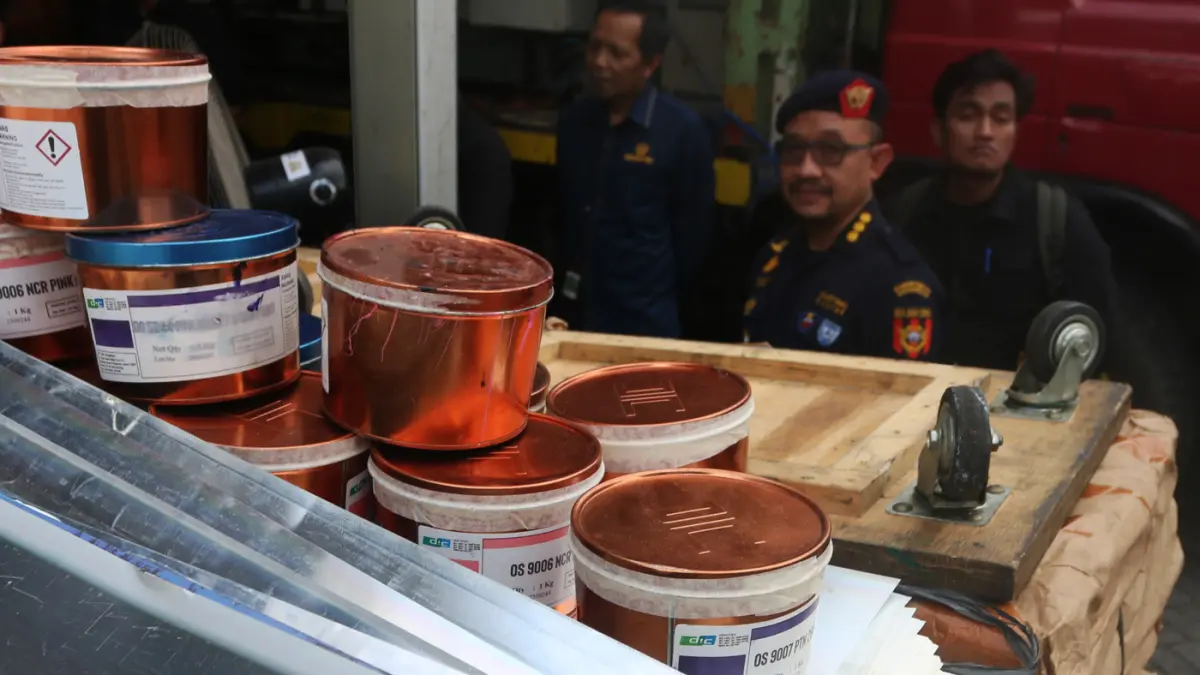 Petugas memeriksa sejumlah barang bukti hasil pengungkapan kasus percetakan pita cukai ilegal di Kota Semarang, Jawa Tengah, Rabu (20/5/2026). (Nur Chamim/Jawa Pos Radar Semarang)