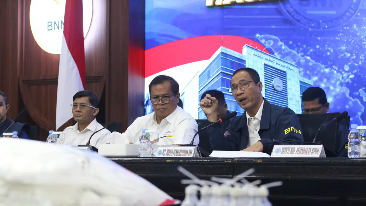 Plt Deputi Pemberantasan BNN Roy Hardi Siahaan (tengah), Deputi Bidang Penindakan BPOM Irjen Pol Tubagus Ade Hidayat (ketiga kanan), Direktur Pencegahan dan Pengendalian Penyakit Tidak Menular (P2PTM) Kementerian Kesehatan Siti Nadia Tarmizi (kedua kanan)