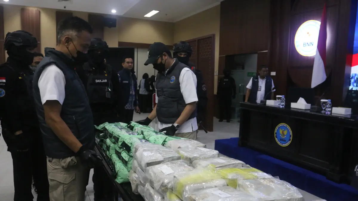 Plt Deputi Pemberantasan BNN Roy Hardi Siahaan (tengah), Deputi Bidang Penindakan BPOM Irjen Pol Tubagus Ade Hidayat (ketiga kanan), Direktur Pencegahan dan Pengendalian Penyakit Tidak Menular (P2PTM) Kementerian Kesehatan Siti Nadia Tarmizi (kedua kanan)