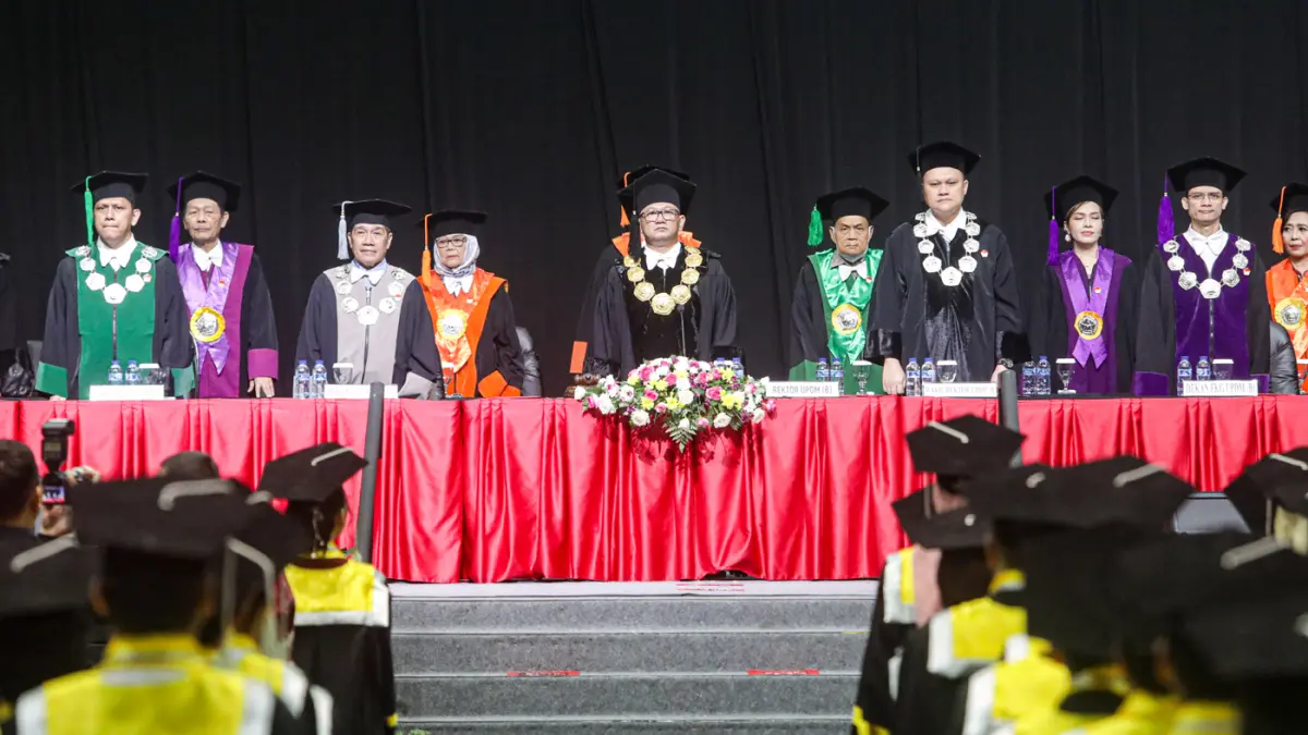 Rektor Universitas Prof. Dr. Moestopo (Beragama) Muhammad Saifulloh (tengah) pada acara Dies Natalis dan Wisuda ke-65 di Jakarta Convention Center, Jakarta, Rabu (20/5/2026). (Salman Toyibi/ Jawa Pos)