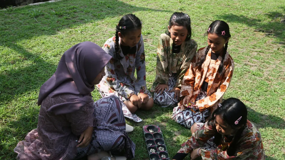 Sejumlah Murid Sekolah Dasar mengikuti festival dolanan anak tradisional di Kampus UNNES Kota Semarang(19/5/2026). (Nur Chamim/Jawa Pos Radar Semarang)