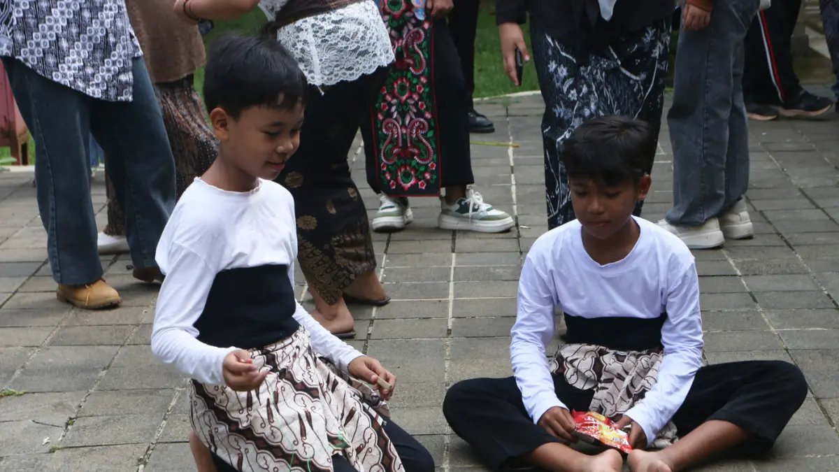 Sejumlah Murid Sekolah Dasar mengikuti festival dolanan anak tradisional di Kampus UNNES Kota Semarang(19/5/2026). (Nur Chamim/Jawa Pos Radar Semarang)
