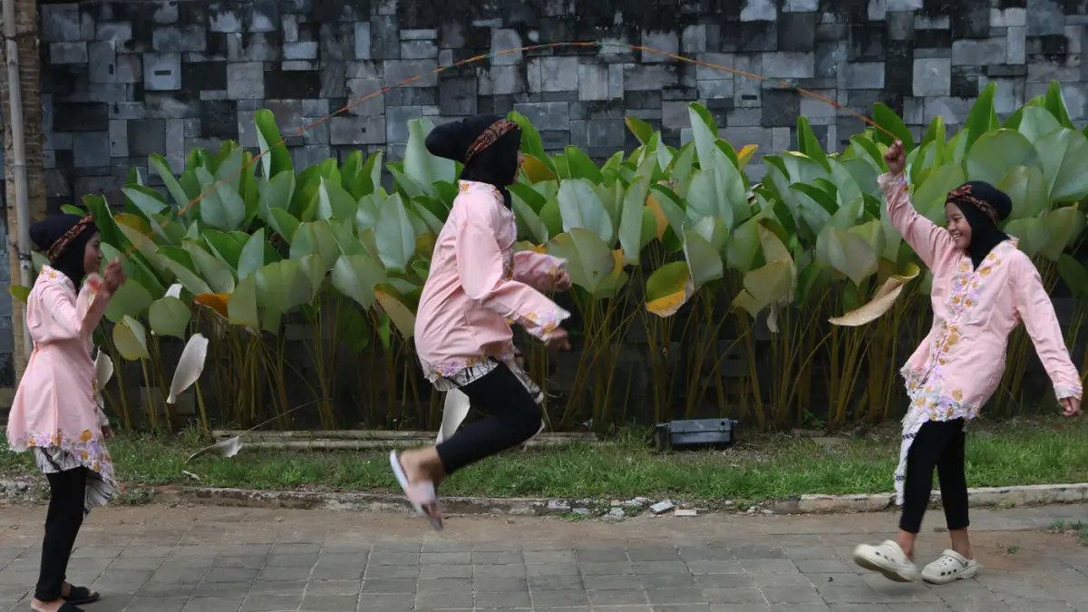 Sejumlah Murid Sekolah Dasar mengikuti festival dolanan anak tradisional di Kampus UNNES Kota Semarang(19/5/2026). (Nur Chamim/Jawa Pos Radar Semarang)