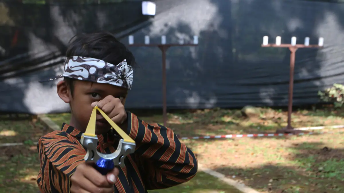 Sejumlah Murid Sekolah Dasar mengikuti festival dolanan anak tradisional di Kampus UNNES Kota Semarang(19/5/2026). (Nur Chamim/Jawa Pos Radar Semarang)