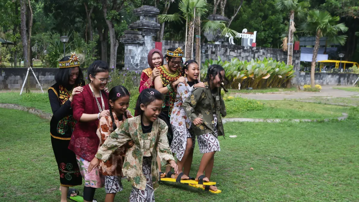 Sejumlah Murid Sekolah Dasar mengikuti festival dolanan anak tradisional di Kampus UNNES Kota Semarang(19/5/2026). (Nur Chamim/Jawa Pos Radar Semarang)
