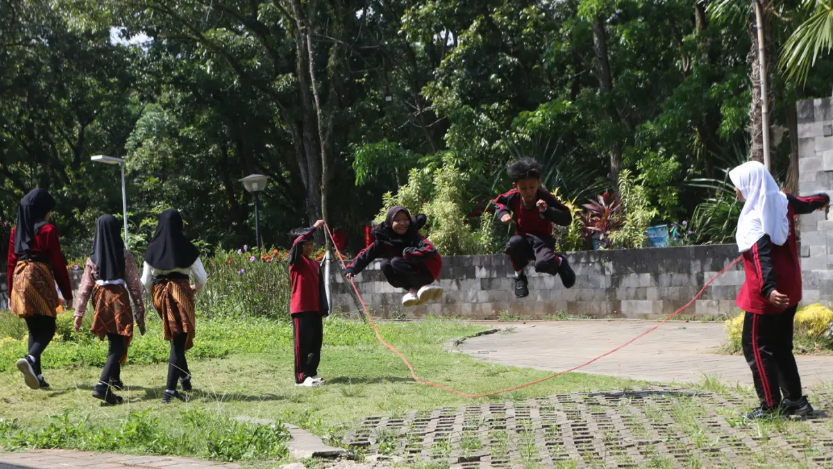 Sejumlah Murid Sekolah Dasar mengikuti festival dolanan anak tradisional di Kampus UNNES Kota Semarang(19/5/2026). (Nur Chamim/Jawa Pos Radar Semarang)