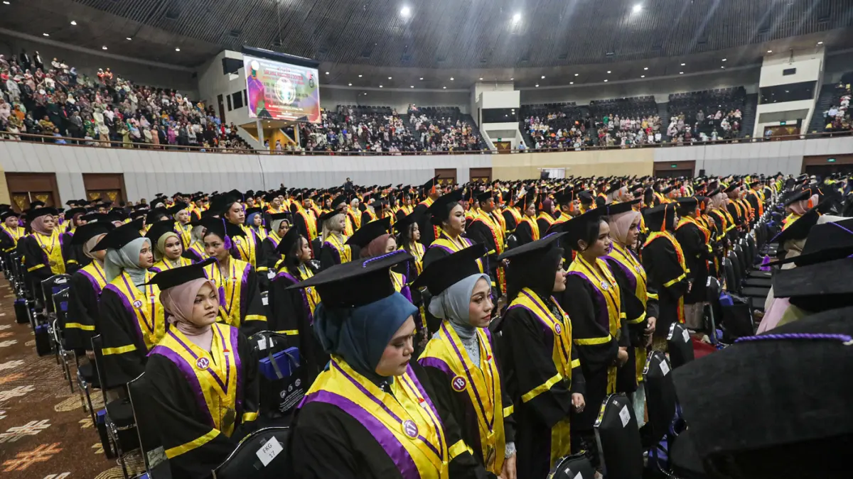 Sejumlah wisudawan dan wisudawati mengikuti acara Dies Natalis dan Wisuda ke-65 di Jakarta Convention Center, Jakarta, Rabu (20/5/2026). (Salman Toyibi/ Jawa Pos)
