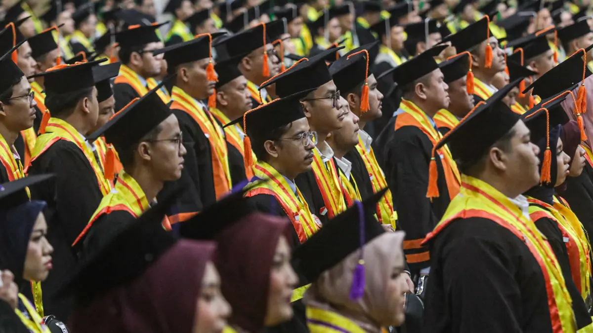 Sejumlah wisudawan dan wisudawati mengikuti acara Dies Natalis dan Wisuda ke-65 di Jakarta Convention Center, Jakarta, Rabu (20/5/2026). (Salman Toyibi/ Jawa Pos)
