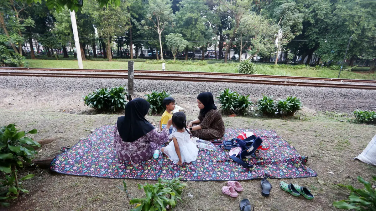 Warga saat bermain di Taman Tanah Kusir, Jakarta. (Dery Ridwansah/ JawaPos.com)