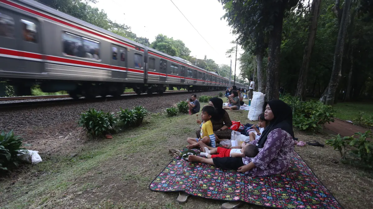 Warga saat bermain di Taman Tanah Kusir, Jakarta. (Dery Ridwansah/ JawaPos.com)