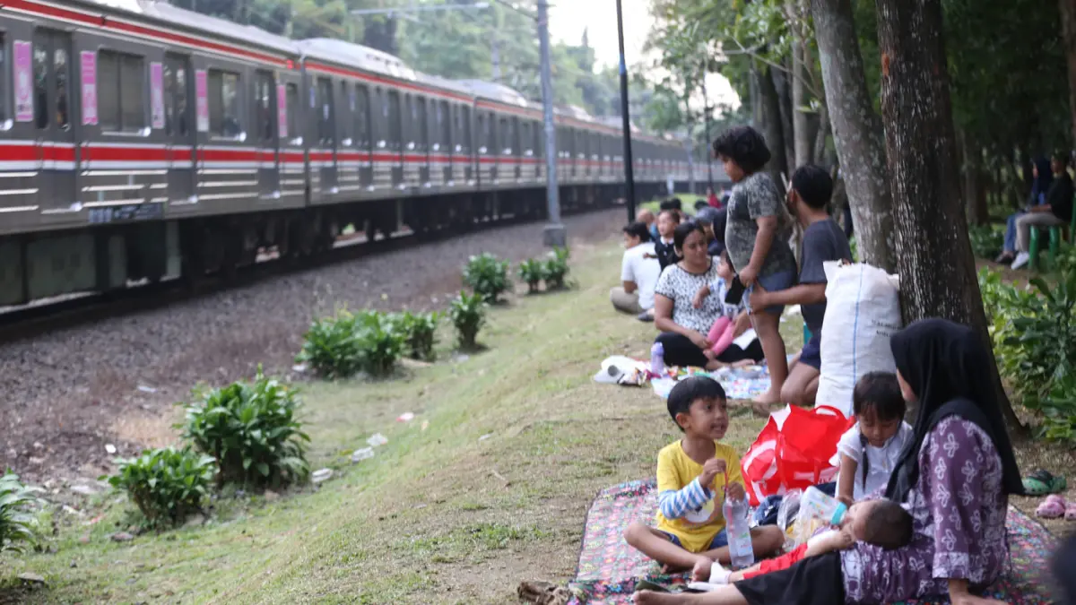 Warga saat bermain di Taman Tanah Kusir, Jakarta. (Dery Ridwansah/ JawaPos.com)