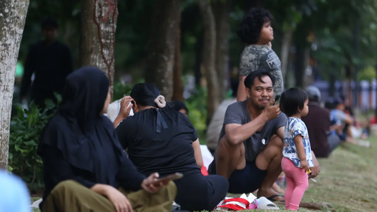 Warga saat bermain di Taman Tanah Kusir, Jakarta. (Dery Ridwansah/ JawaPos.com)