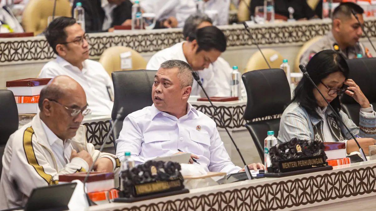 Menteri Perhubungan Dudy Purwagandhi (tengah), Wakil Menteri Pekerjaan Umum Diana Kusumastuti (kanan) dan Ketua Komite Nasional Keselamatan Transportasi (KNKT) Soerjanto Tjahjono (kiri) memberikan keterangan saat Rapat Kerja (Raker) dengan Komisi V DPR di
