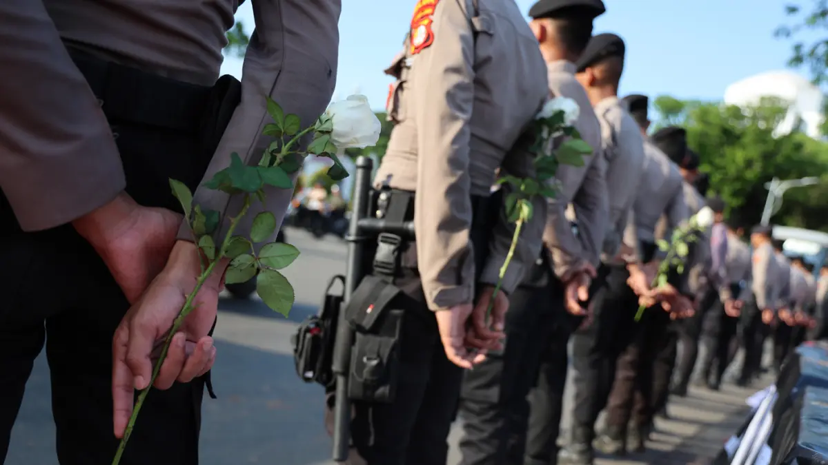 Aparat kepolisian saat menjaga aksi kamisan ke-908 di seberang Istana Merdeka, Jakarta, Kamis (21/5/2026). (Dery Ridwansah/ JawaPos.com)