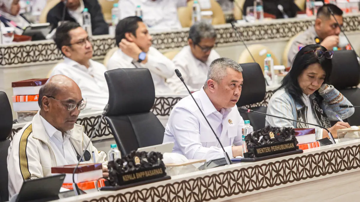 Menteri Perhubungan Dudy Purwagandhi (tengah), Wakil Menteri Pekerjaan Umum Diana Kusumastuti (kanan) dan Ketua Komite Nasional Keselamatan Transportasi (KNKT) Soerjanto Tjahjono (kiri) memberikan keterangan saat Rapat Kerja (Raker) dengan Komisi V DPR di