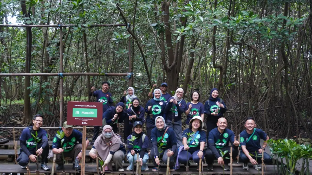 berpartisipasi dalam kegiatan restorasi mangrove sebagai bagian dari upaya pelestarian lingkungan pesisir.