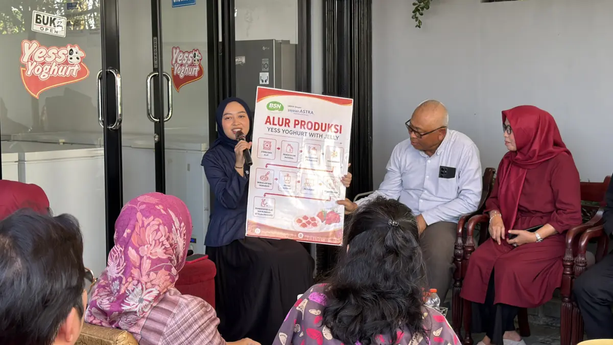 Direktur PT Bogor Sari Nutrisi, Maulita Putri Darmawati (tengah) sedang menjelaskan tentang alur produksi produk Yess Yoghurt.