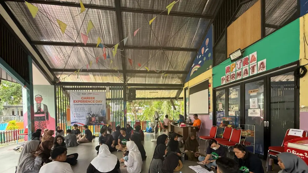 kegiatan pengembangan soft skills dan kesiapan kerja melalui aksi relawan di lapangan.