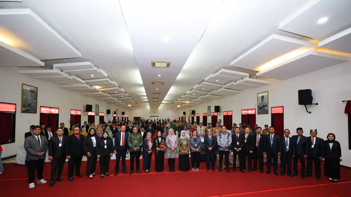 Kementerian Hukum Jawa Timur mengukuhkan dan menyerahkan sertifikat Certified Paralegal of Legal Aid (CPLA) kepada 46 kepala desa di Aula Universitas 17 Agustus 1945 Banyuwangi pada Kamis (21/5). (Istimewa) - Image