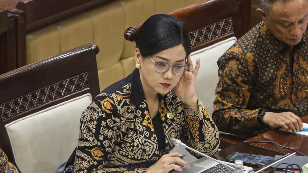 Ketua Dewan Komisioner Otoritas Jasa Keuangan (OJK) Friderica Widyasari Dewi mengikuti Rapat Kerja (Raker) dengan Komisi XI DPR di Kompleks Parlemen, Jakarta, Kamis (21/5/2026). (Salman Toyibi/Jawa Pos)
