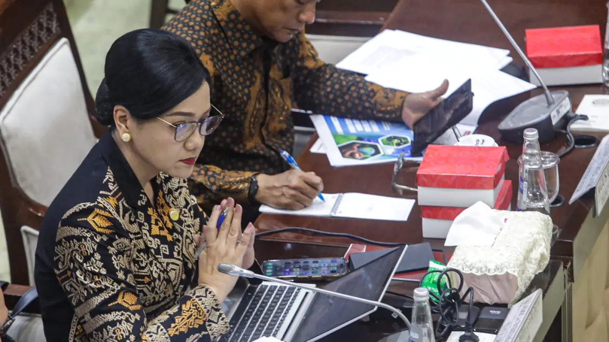 Ketua Dewan Komisioner Otoritas Jasa Keuangan (OJK) Friderica Widyasari Dewi mengikuti Rapat Kerja (Raker) dengan Komisi XI DPR di Kompleks Parlemen, Jakarta, Kamis (21/5/2026). (Salman Toyibi/Jawa Pos)