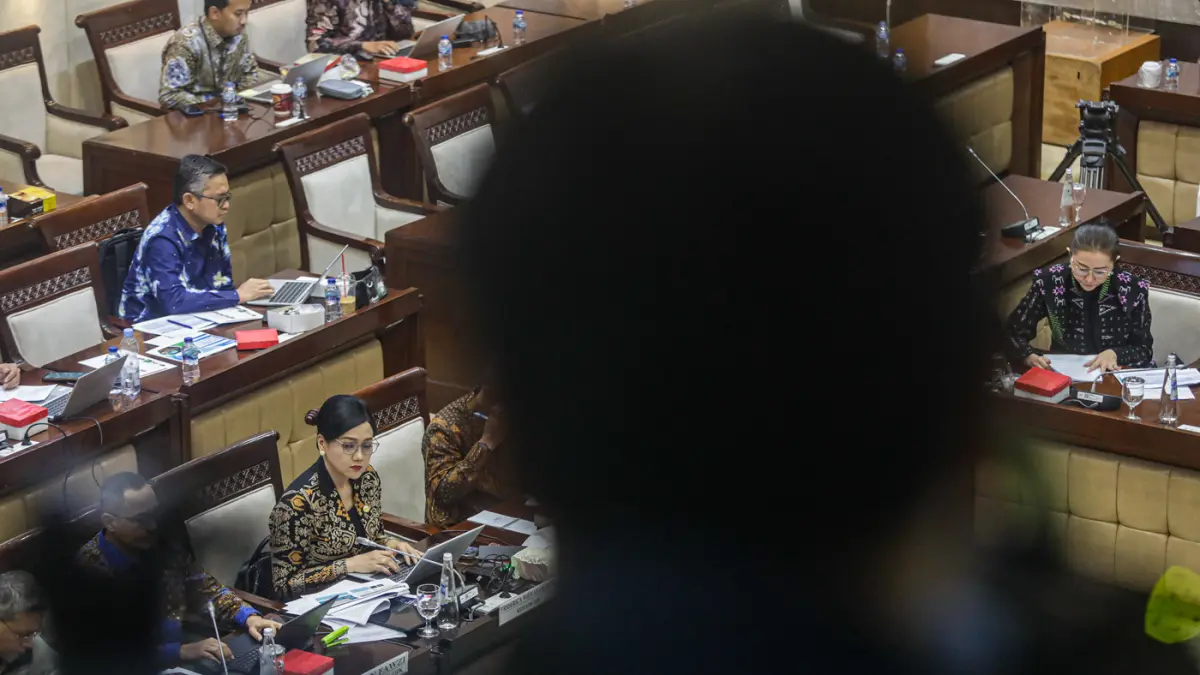 Ketua Dewan Komisioner Otoritas Jasa Keuangan (OJK) Friderica Widyasari Dewi mengikuti Rapat Kerja (Raker) dengan Komisi XI DPR di Kompleks Parlemen, Jakarta, Kamis (21/5/2026). (Salman Toyibi/Jawa Pos)