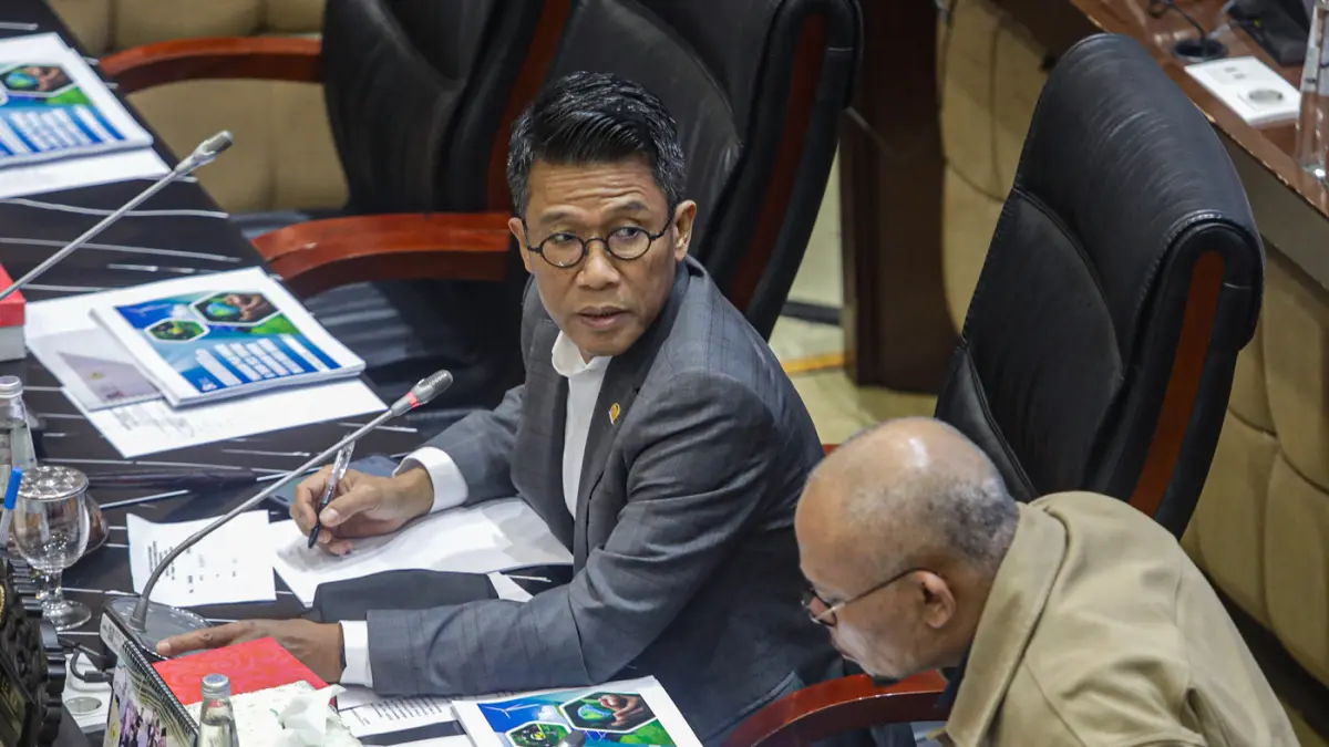 Ketua Komisi XI DPR Mukhamad Misbakhun memimpin rapat dengan Ketua Dewan Komisioner Otoritas Jasa Keuangan (OJK) di Kompleks Parlemen, Jakarta, Kamis (21/5/2026). (Salman Toyibi/Jawa Pos)