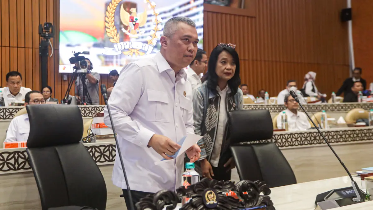 Menteri Perhubungan Dudy Purwagandhi (kiri), Wakil Menteri Pekerjaan Umum Diana Kusumastuti (kanan) bersiap memberikan paparan pada Rapat Kerja (Raker) dengan Komisi V DPR di Kompleks Parlemen, Jakarta, Kamis (21/5/2026). (Salman Toyibi/Jawa Pos)
