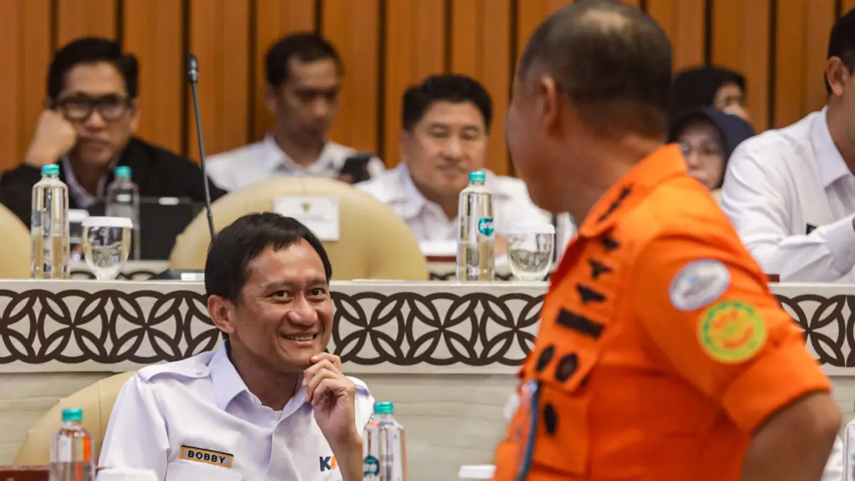 Kepala Basarnas Marsekal Madya TNI Mohammad Syafii (kanan) berbincang dengan Direktur Utama PT Kereta Api Indonesia (KAI), Bobby Rasyidin (kiri) pada Rapat Kerja (Raker) dengan Komisi V DPR di Kompleks Parlemen, Jakarta, Kamis (21/5/2026). (Salman Toyibi/