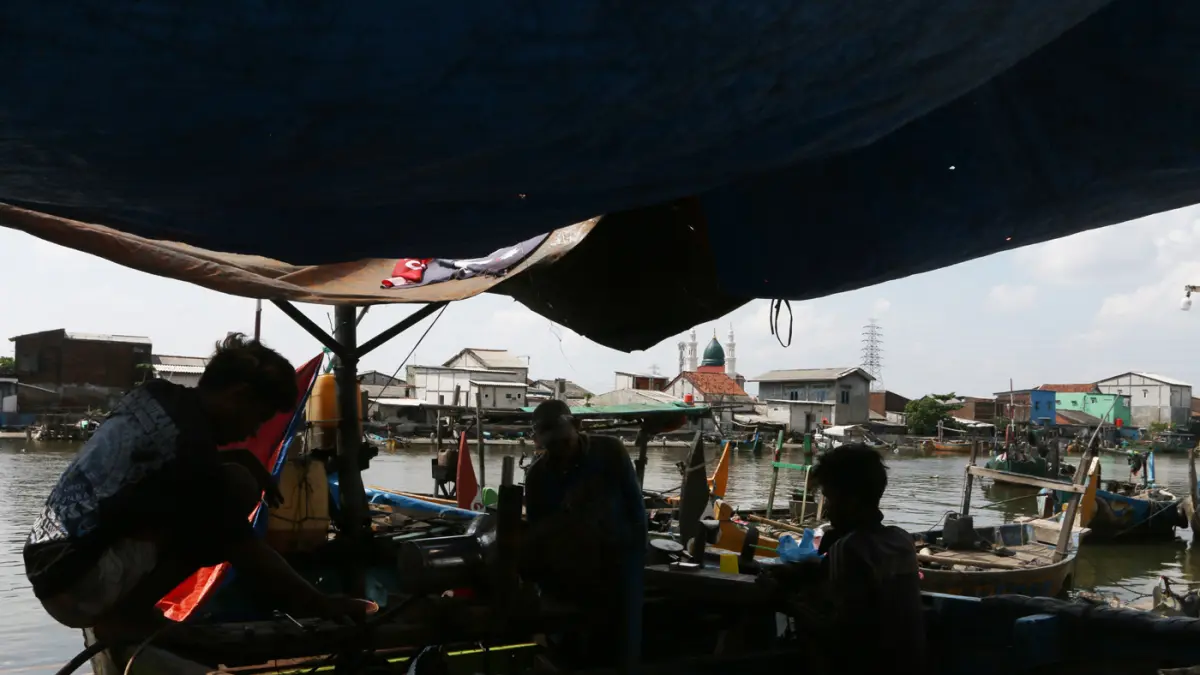 Nelayan memperbaiki perahu di dermaga Tambaklorok, Semarang, Kamis (21/5/2026). (Nur Chamim/Jawa Pos Radar Semarang)