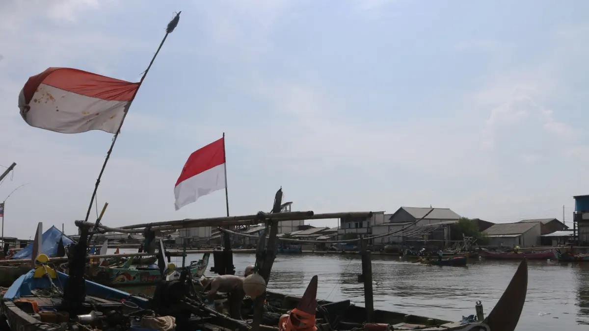 Bertahan Di Tengah Laut Yang Sepi - Image