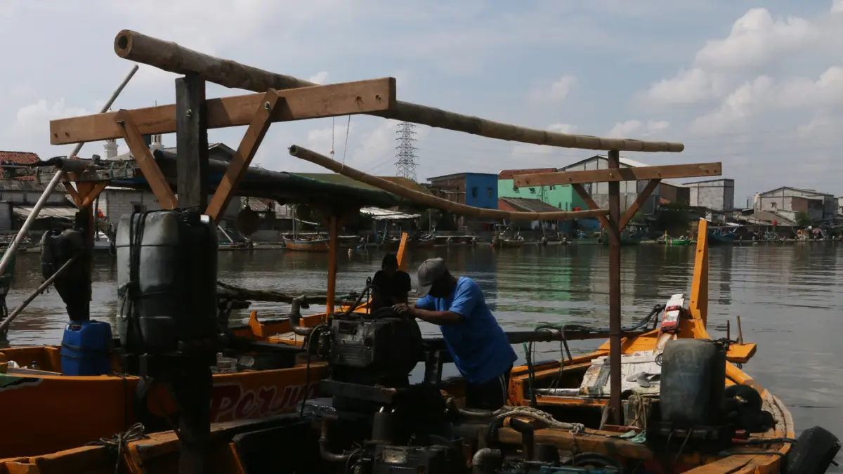 Nelayan memperbaiki perahu di dermaga Tambaklorok, Semarang, Kamis (21/5/2026). (Nur Chamim/Jawa Pos Radar Semarang)