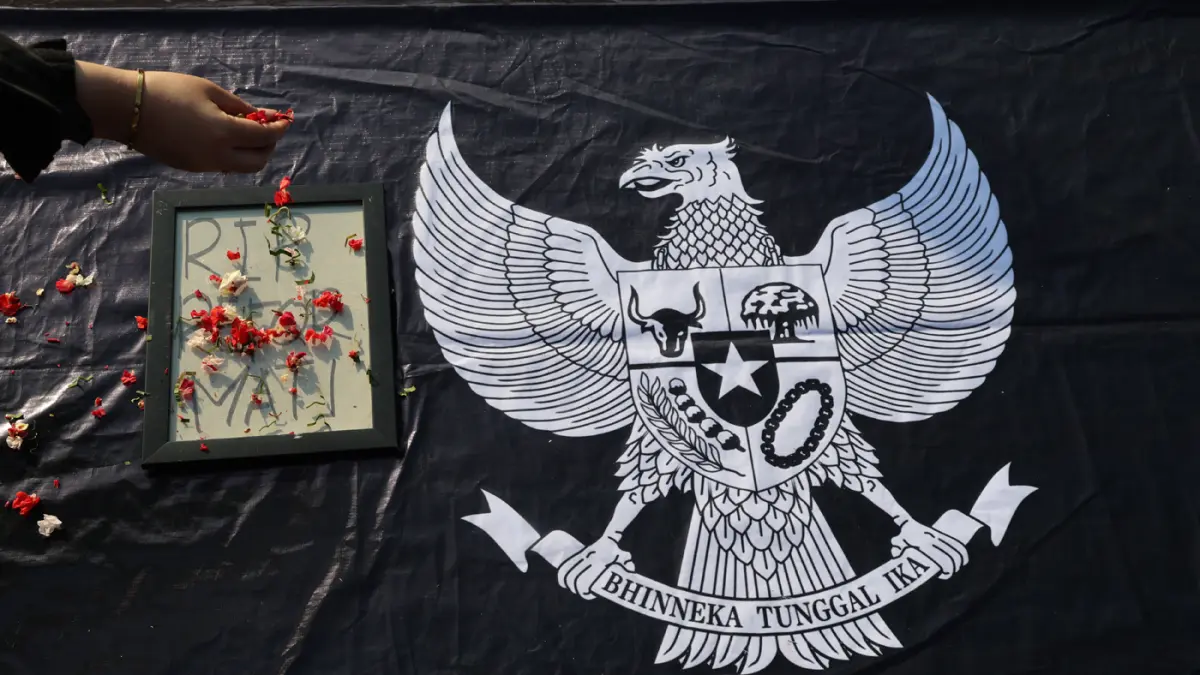 Pegiat HAM yang tergabung dalam Jaringan Solidaritas Korban untuk Keadilan menaburkan bunga saat aksi kamisan ke-908 di seberang Istana Merdeka, Jakarta, Kamis (21/5/2026). (Dery Ridwansah/ JawaPos.com)