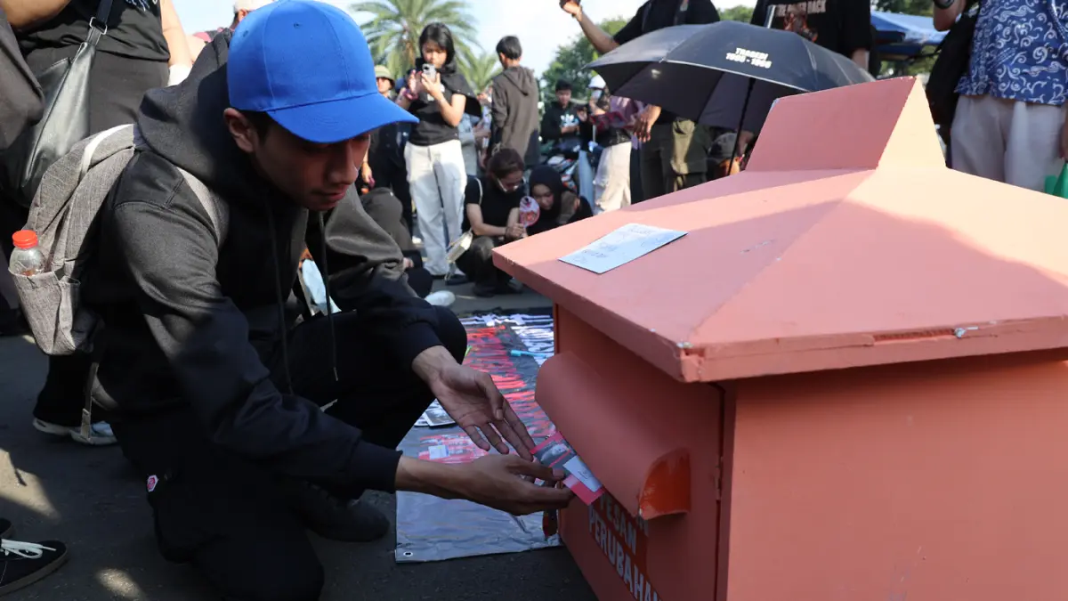 Pegiat HAM yang tergabung dalam Jaringan Solidaritas Korban untuk Keadilan menaburkan bunga saat aksi kamisan ke-908 di seberang Istana Merdeka, Jakarta, Kamis (21/5/2026). (Dery Ridwansah/ JawaPos.com)