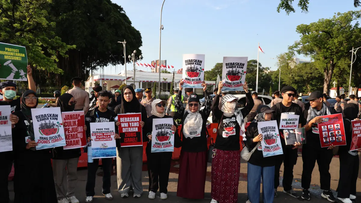 Pegiat HAM yang tergabung dalam Jaringan Solidaritas Korban untuk Keadilan menaburkan bunga saat aksi kamisan ke-908 di seberang Istana Merdeka, Jakarta, Kamis (21/5/2026). (Dery Ridwansah/ JawaPos.com)