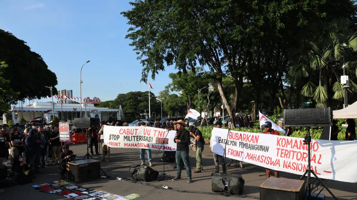 Pegiat HAM yang tergabung dalam Jaringan Solidaritas Korban untuk Keadilan menaburkan bunga saat aksi kamisan ke-908 di seberang Istana Merdeka, Jakarta, Kamis (21/5/2026). (Dery Ridwansah/ JawaPos.com)