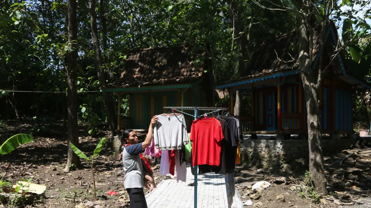 pengungsian sementara Santrendelik Kampung Tobat, Gunungpati, Selasa (19/5/2026). (Nur Chamim/Jawa Pos Radar Semarang)