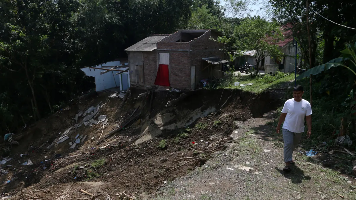 pengungsian sementara Santrendelik Kampung Tobat, Gunungpati, Selasa (19/5/2026). (Nur Chamim/Jawa Pos Radar Semarang)