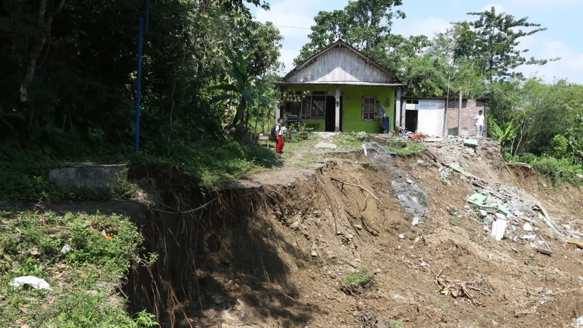 pengungsian sementara Santrendelik Kampung Tobat, Gunungpati, Selasa (19/5/2026). (Nur Chamim/Jawa Pos Radar Semarang)