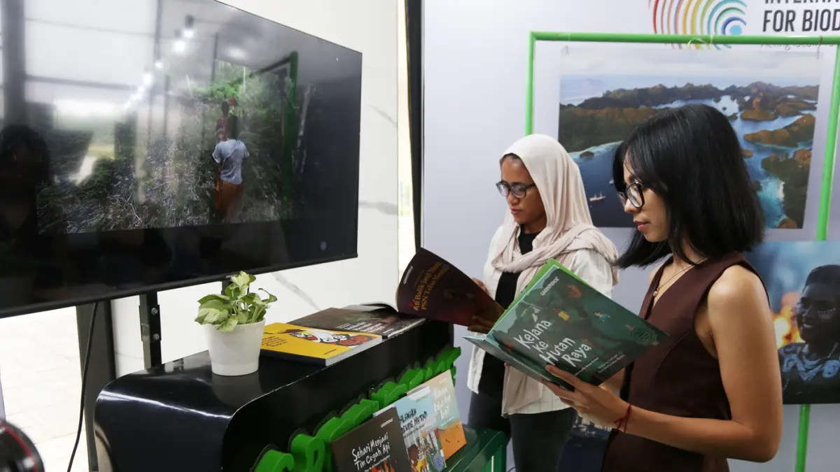 Pengunjung saat melihat pameran.