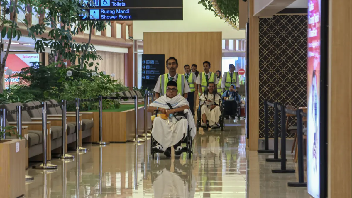 Sejumlah jamaah calon haji bersiap untuk terbang di Terminal 2, Bandara Soekarno-Hatta, Tangerang, Kamis (21/05/2026). (Hanung Hambara/Jawa Pos)