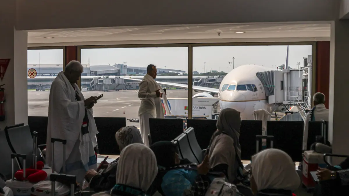 Sejumlah jamaah calon haji bersiap untuk terbang di Terminal 2, Bandara Soekarno-Hatta, Tangerang, Kamis (21/05/2026). (Hanung Hambara/Jawa Pos)