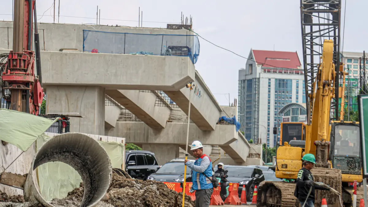 Sejumlah pekerja konstruksi beraktifitas di proyek Flyover Latumanten, Jakarta, Jumat (22/05/2026). (Hanung Hambara/Jawa Pos)