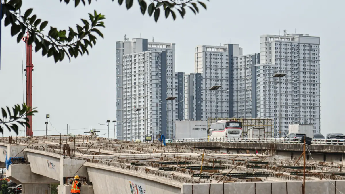Sejumlah pekerja konstruksi beraktifitas di proyek Flyover Latumanten, Jakarta, Jumat (22/05/2026). (Hanung Hambara/Jawa Pos)