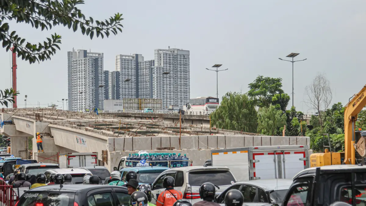 Sejumlah pekerja konstruksi beraktifitas di proyek Flyover Latumanten, Jakarta, Jumat (22/05/2026). (Hanung Hambara/Jawa Pos)
