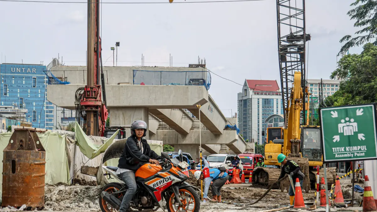 Sejumlah pekerja konstruksi beraktifitas di proyek Flyover Latumanten, Jakarta, Jumat (22/05/2026). (Hanung Hambara/Jawa Pos)