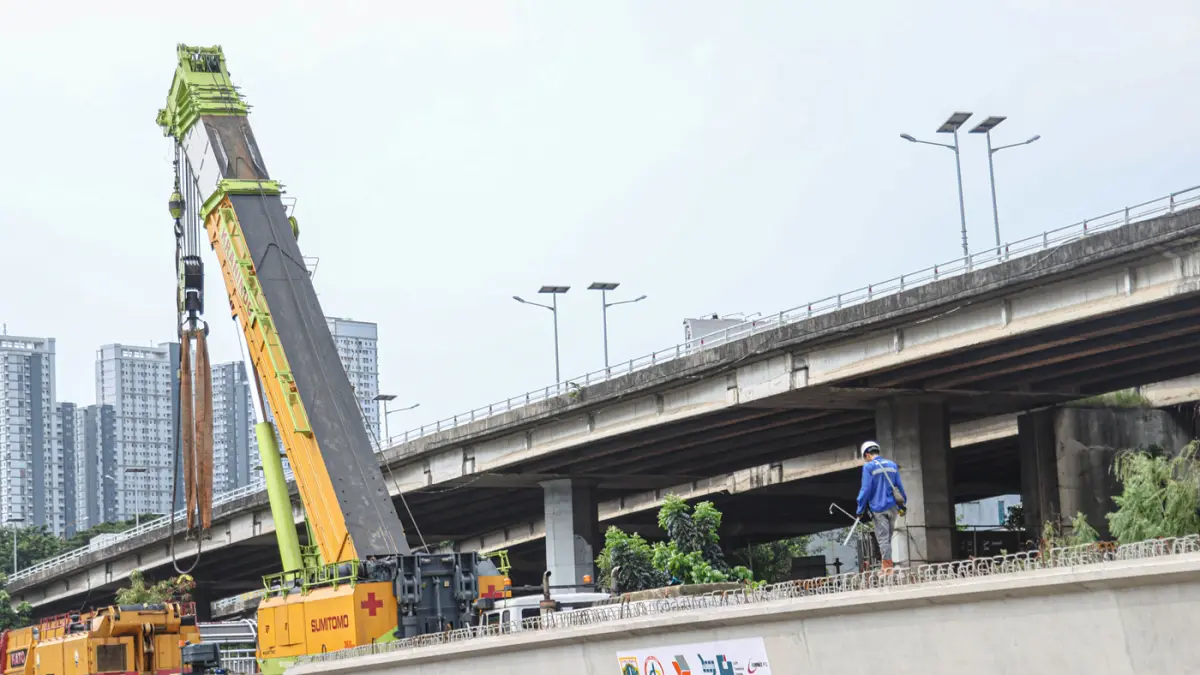 Sejumlah pekerja konstruksi beraktifitas di proyek Flyover Latumanten, Jakarta, Jumat (22/05/2026). (Hanung Hambara/Jawa Pos)