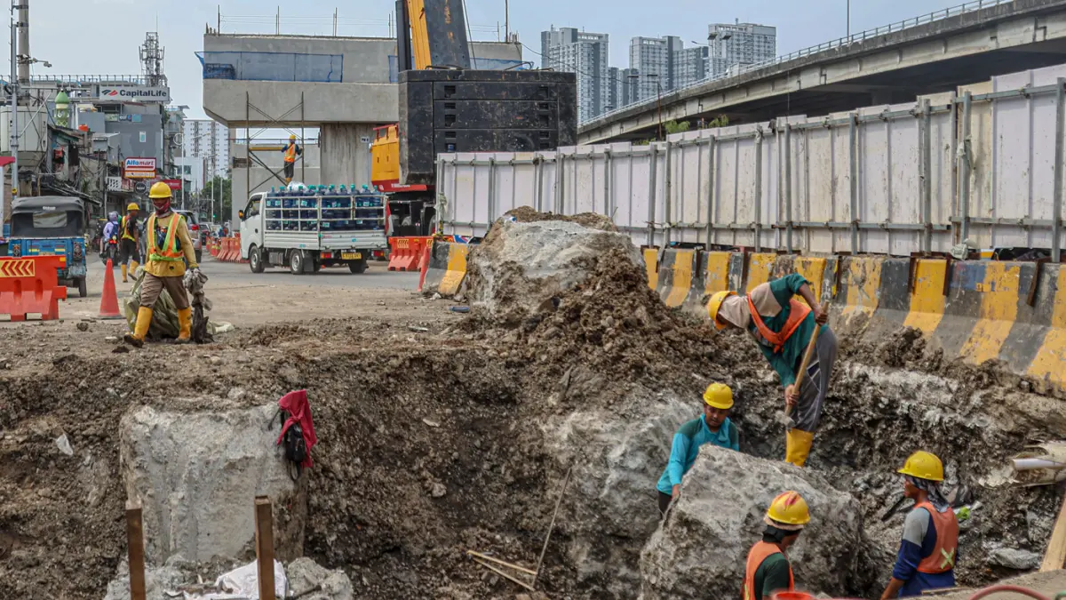 Sejumlah pekerja konstruksi beraktifitas di proyek Flyover Latumanten, Jakarta, Jumat (22/05/2026). (Hanung Hambara/Jawa Pos)