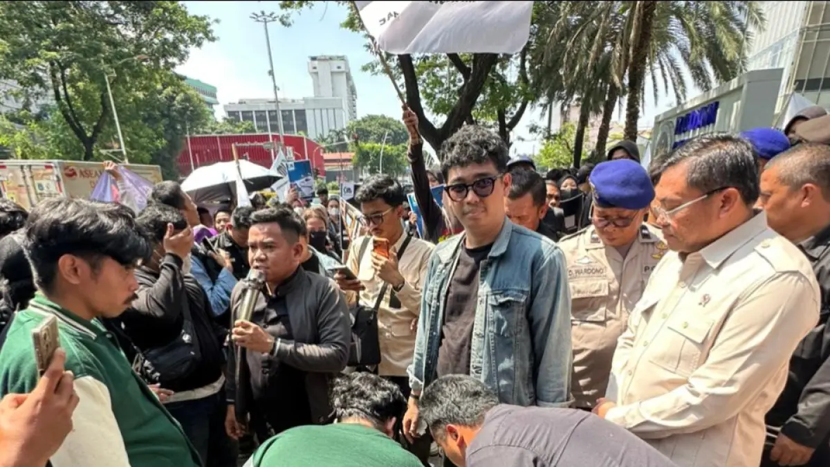 Wakil Kepala BGN Sony Sanjaya di antara peserta aksi dari Jaringan Muda Indonesia (JMI) di Kantor BGN, Kamis (21/5). (Istimewa) - Image